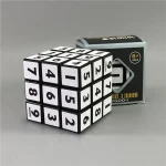 Cube puzzle numérique à 3x3 avec chiffres noirs et blancs, destiné aux enfants de 6 ans et plus, idéal pour stimuler la logique et la réflexion.