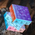 Un cube représentant le tableau périodique des éléments chimiques, idéal pour la décoration de bureau ou d'espace éducatif.