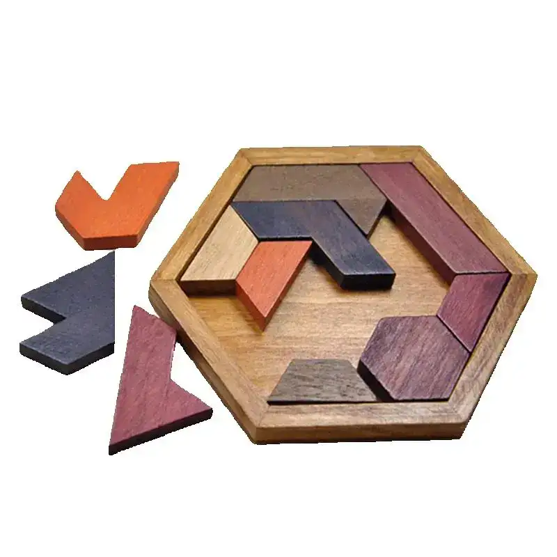 tangram-en-bois-1 Jeu de construction en bois avec pièces colorées et forme hexagonale, idéal pour stimuler la créativité et la motricité des enfants.