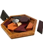 Jeu de puzzle en bois géométrique avec pièces de différentes formes et couleurs, présenté dans un cadre en bois.