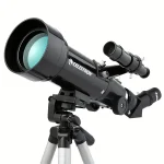 Téléscope Celestron noir avec trépied, idéal pour l'observation astronomique et l'astrophotographie, offrant une haute précision pour les amateurs de sciences.