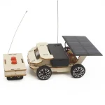 Robot solaire éducatif avec télécommande, panneau solaire, roues en plastique, composants électroniques visibles, conçu pour l'apprentissage de la robotique et de l'énergie solaire.