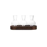 Trois flacons en verre transparents disposés sur un socle en bois, parfaits pour la décoration scientifique ou de laboratoire.