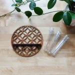 Porte-épices en bois avec compartiments en verre pour rangement d'épices ou autres petits objets, idéal pour la cuisine ou la décoration intérieure.