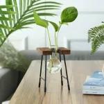 Support de décoration végétale moderne avec vase en verre.