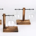 Ensemble de supports en bois avec flacons en verre suspendus, idéal pour la décoration scientifique ou de laboratoire, alliant esthétique et fonctionnalité.