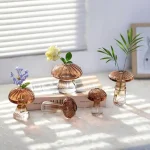 Vases en verre en forme de champignons, parfaits pour une décoration intérieure naturelle et élégante. Idéal pour mettre en valeur des fleurs fraîches ou séchées dans votre maison ou bureau.