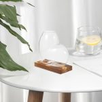 Vase en verre transparent avec base en bois naturel, décoration moderne pour intérieur, idéal pour mettre des fleurs ou comme objet décoratif élégant.