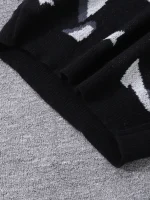 Pull noir avec motifs scientifiques en gris et blanc, parfait pour les amateurs de science et de design moderne.