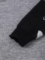 Bracelet en laine gris avec motif scientifique, détails en coton noir, style décontracté et tendance.