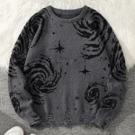 Pull en laine gris foncé avec motifs d'étoiles et spirales noirs, inspiré de l'univers et de la science.