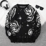 Pull galaxie noir avec motifs spirales et étoiles, parfait pour une décoration inspirée de l'univers et de la science.