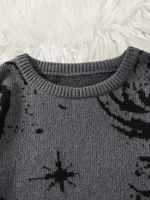 Gros plan sur un pull en laine gris foncé avec motif d'étoile noir, posé sur un fond en peluche blanche, idéal pour la décoration scientifique et la mode.