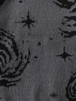 Tapisserie avec motifs d'étoiles et de galaxies en noir et gris.