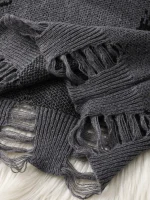 Écharpe en laine grise avec franges, idéale pour l'hiver, alliant confort et style. Parfaite pour ajouter une touche sophistiquée à votre tenue tout en vous protégeant du froid.