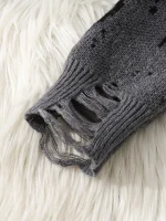 Pull en laine gris déchiré avec des trous, parfait pour un style décontracté et tendance. Confortable et chaud, idéal pour l'automne et l'hiver.