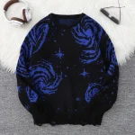Pull avec motif galaxie et étoiles bleues, idéal pour les amateurs d'astronomie et de mode originale.