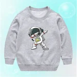 Vêtement pour enfant avec design d'astronaute en costume spatial, parfait pour les amateurs d'espace et de science.