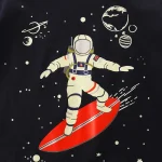 Illustration d'un astronaute en combinaison spatiale sur une planche de surf dans l'espace, avec planètes et étoiles en arrière-plan, idéale pour décoration scientifique.