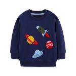 Sweat-shirt pour enfant avec broderies de planètes et fusée, thème spatial, en tissu bleu marine, idéal pour la décoration de chambre ou pour un look ludique.