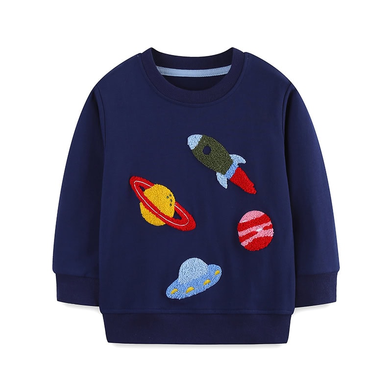 pull-enfant-brode-espace-1 Sweat-shirt pour enfant avec broderies de planètes et fusée, thème spatial, en tissu bleu marine, idéal pour la décoration de chambre ou pour un look ludique.