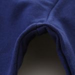 Polo en coton bleu marine avec col classique, parfait pour un style décontracté et élégant. Tissu doux et confortable, idéal pour toutes les occasions.
