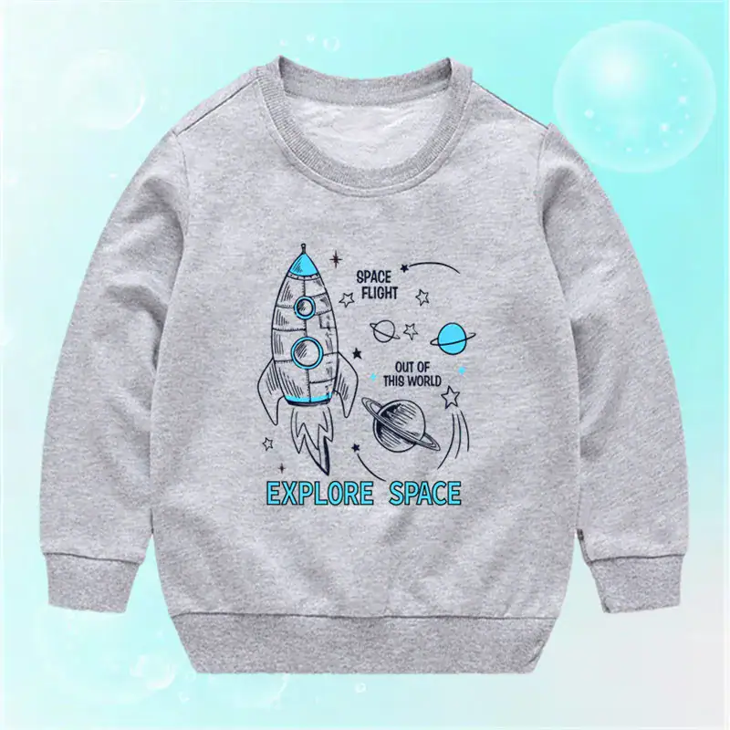pull-enfant-fusee-1 Sweat-shirt gris pour enfants avec illustration de fusée et planètes, idéal pour les amateurs d'espace et de science.