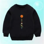 Vêtement pour enfant noir avec motif de planètes du système solaire alignées verticalement, représentant différentes planètes de notre galaxie, idéal pour les amateurs d'astronomie et de sciences.