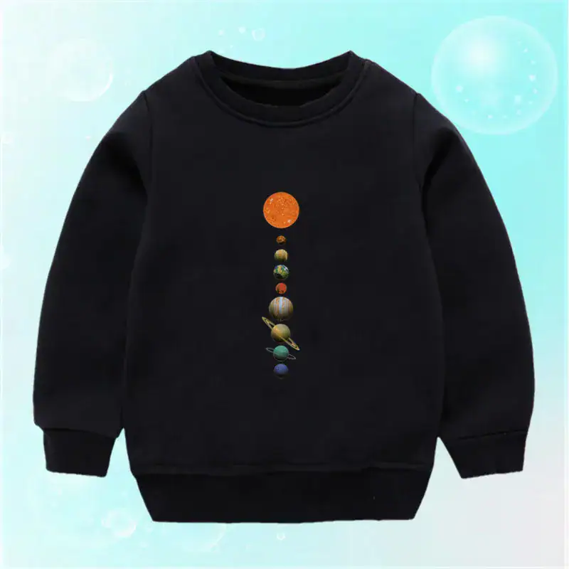 pull-enfant-planete-1 Vêtement pour enfant noir avec motif de planètes du système solaire alignées verticalement, représentant différentes planètes de notre galaxie, idéal pour les amateurs d'astronomie et de sciences.
