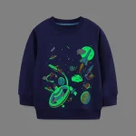 Sweat-shirt pour enfant avec motif de l'espace, planètes, fusées et astronautes en couleurs fluorescentes sur fond bleu marine.