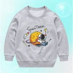 Vêtement pour enfant gris avec motif d'un astronaute et d'une planète, inspiré de l'espace, parfait pour les amateurs de science et d'aventure spatiale.