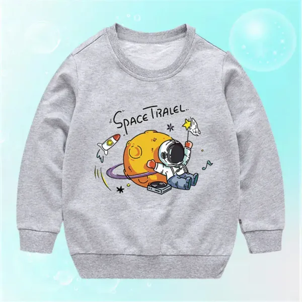 Vêtement pour enfant gris avec motif d'un astronaute et d'une planète, inspiré de l'espace, parfait pour les amateurs de science et d'aventure spatiale.