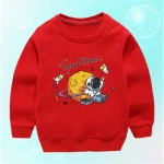 Sweat rouge pour enfant avec design d'astronaute, planète et fusée, parfait pour les amateurs d'espace et de science.