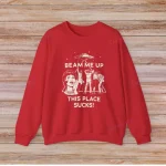 Sweatshirt rouge avec illustration d’un extraterrestre et texte amusant.