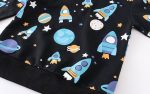 Vêtement pour enfant avec motif d'espace, comprenant des fusées, planètes, étoiles et autres éléments cosmiques sur fond noir. Parfait pour les amateurs d'astronomie et de science.