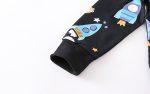 Vêtement pour enfant avec motif espace, fusées et astronautes, idéal pour un pull ou une veste dans un univers spatial.