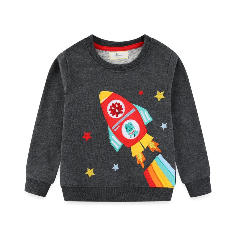 pull-fuse-dans-lespace-pour-enfant-1 Sweatshirt pour enfant gris avec motif de fusée colorée et étoiles, parfait pour les amateurs de science et d'astronomie, alliant confort et style ludique.