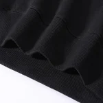 Détail d'une manche de sweat-shirt noir avec finition côtelée, illustrant le thème "c'est mon ADN" pour une décoration scientifique.