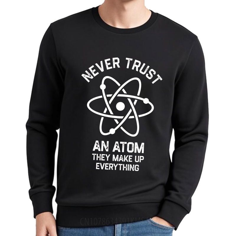 pull-never-trust-an-atom-1 Sweatshirt noir avec motif atomique et texte "Never Trust An Atom They Make Up Everything" pour les amateurs de science.