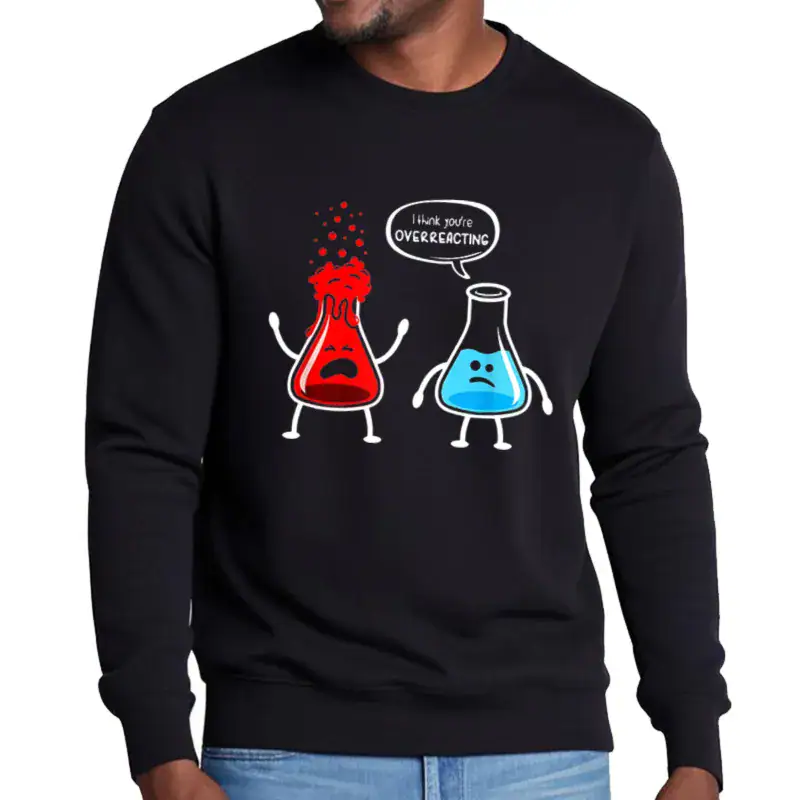 pull-science-chimie-1 Sweatshirt noir avec illustration de deux fioles de chimie anthropomorphisées, l'une en colère et l'autre en train de rire, avec le texte "Thank you’re OVERREACTING".