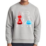 Sweatshirt gris avec illustration de deux flacons de laboratoire anthropomorphes, l'un en colère et l'autre calme, avec un texte humoristique "Je suis trop overreacting".