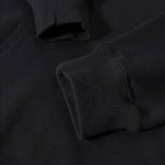 Vêtement chaud en polaire noire avec poignets côtelés pour un confort optimal. Parfait pour une utilisation décontractée ou sportive, alliant style et praticité.