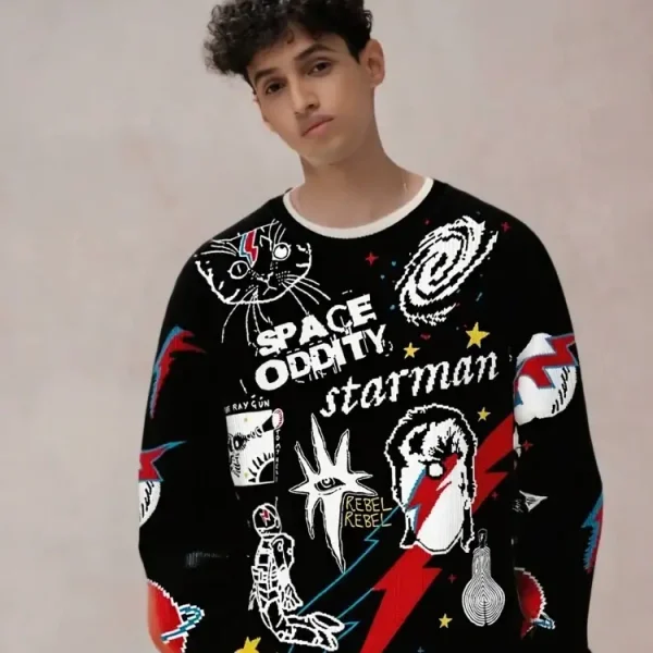 Un jeune garçon portant un pull à motifs d'espace, de planètes, d'astronautes et de thèmes cosmiques, illustrant la mode inspirée de la science et de l'univers.