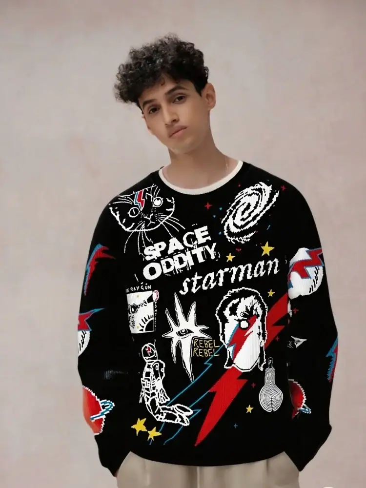 pull-starman-1 Un jeune garçon portant un pull à motifs d'espace, de planètes, d'astronautes et de thèmes cosmiques, illustrant la mode inspirée de la science et de l'univers.