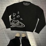 Pull tricot avec motif planète et débris spatiaux, inspiré de l'univers cosmique. Parfait pour les amateurs de science et d'astronomie, alliant style et passion pour l'espace.