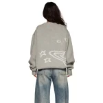 Veste grise oversize avec motifs étoiles et galaxie en blanc, style décontracté, vue de dos.