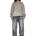 Pull en maille gris clair décontracté porté par une femme, style casual avec jeans.
