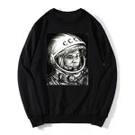 Vêtement noir avec image en noir et blanc de Yuri Gagarin, premier homme dans l'espace, portant une combinaison spatiale et un casque.