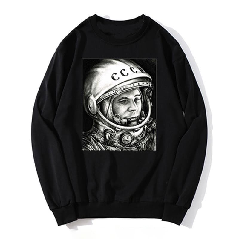 pull-yuri-gagarin-1 Vêtement noir avec image en noir et blanc de Yuri Gagarin, premier homme dans l'espace, portant une combinaison spatiale et un casque.