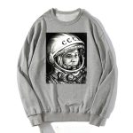 Veste sweat grise avec une impression en noir et blanc du cosmonaute soviétique Yuri Gagarin, premier homme dans l'espace, portant son casque spatial.